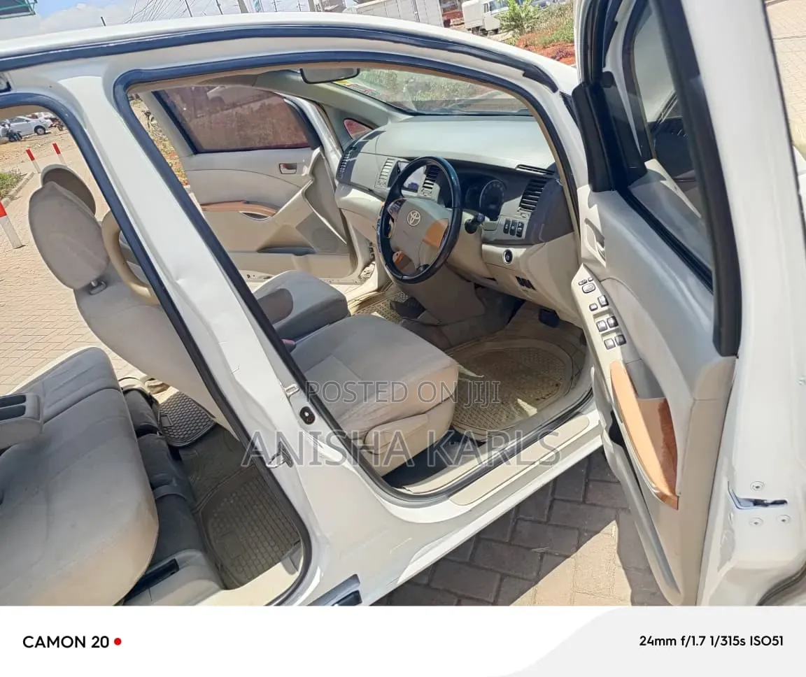 Toyota ISIS 2012 White