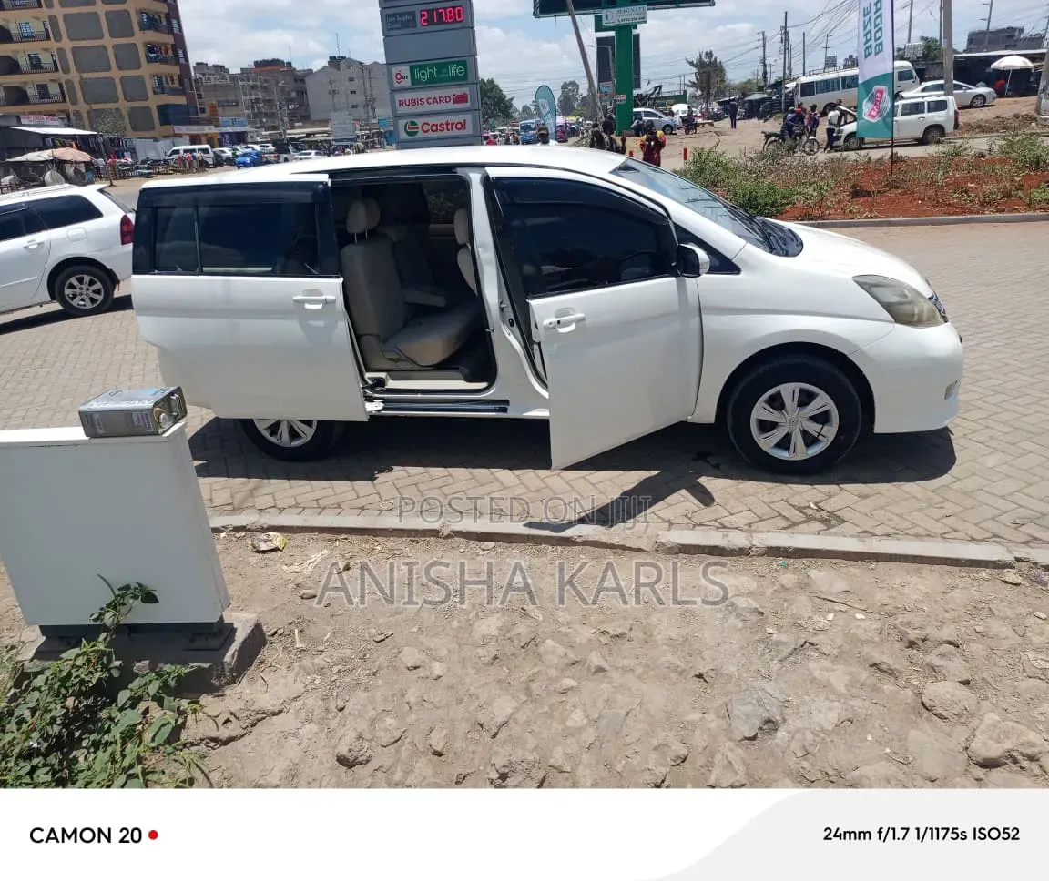 Toyota ISIS 2012 White