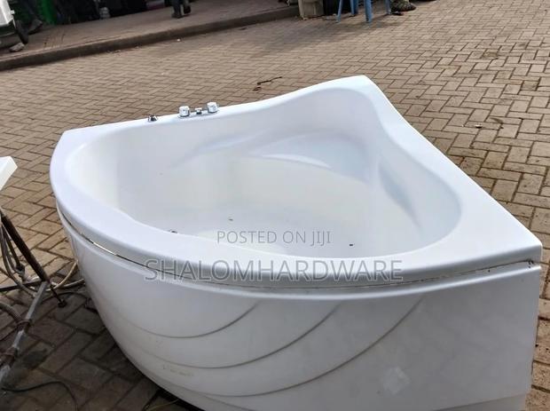 Corner Bath Tub - main view