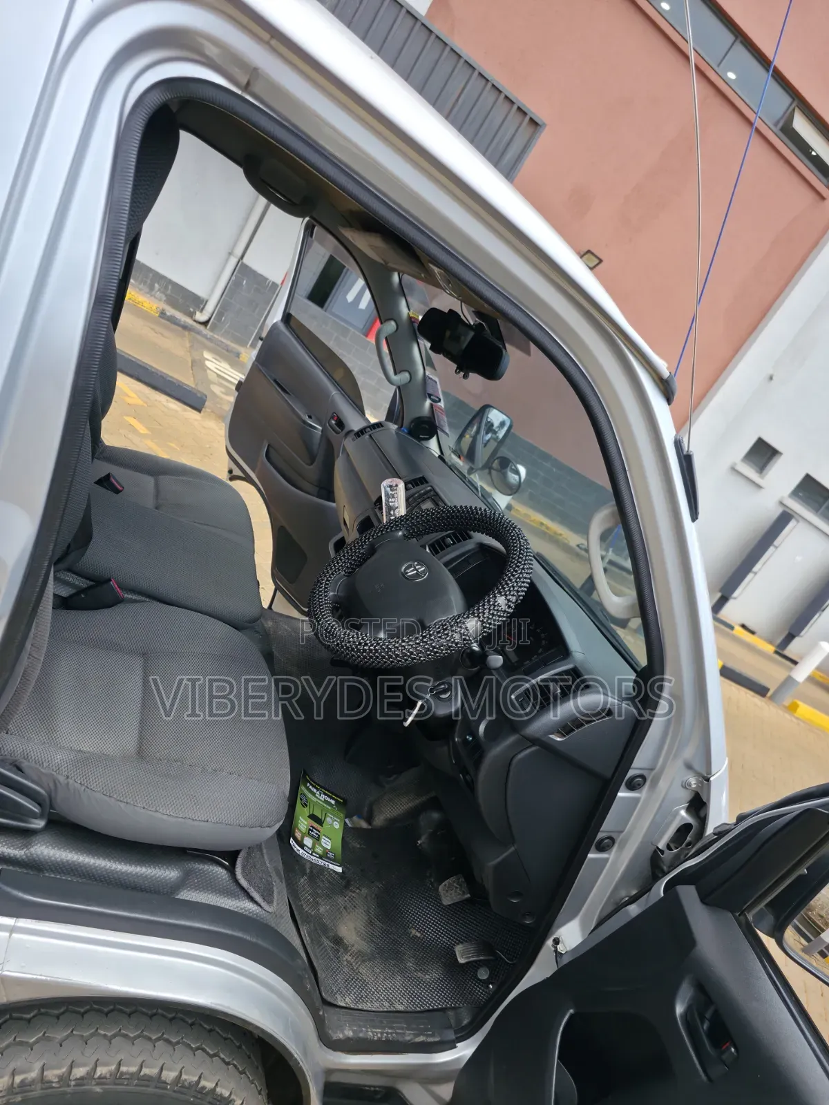 Toyota HiAce 2014 Silver