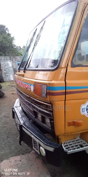 Nissan Diesel 1992 Orange