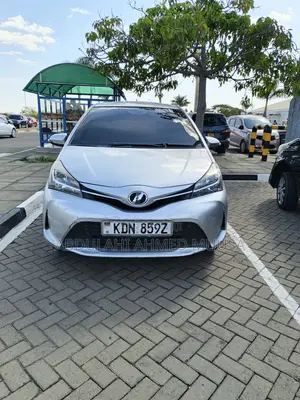 Toyota Vitz 2016 Silver