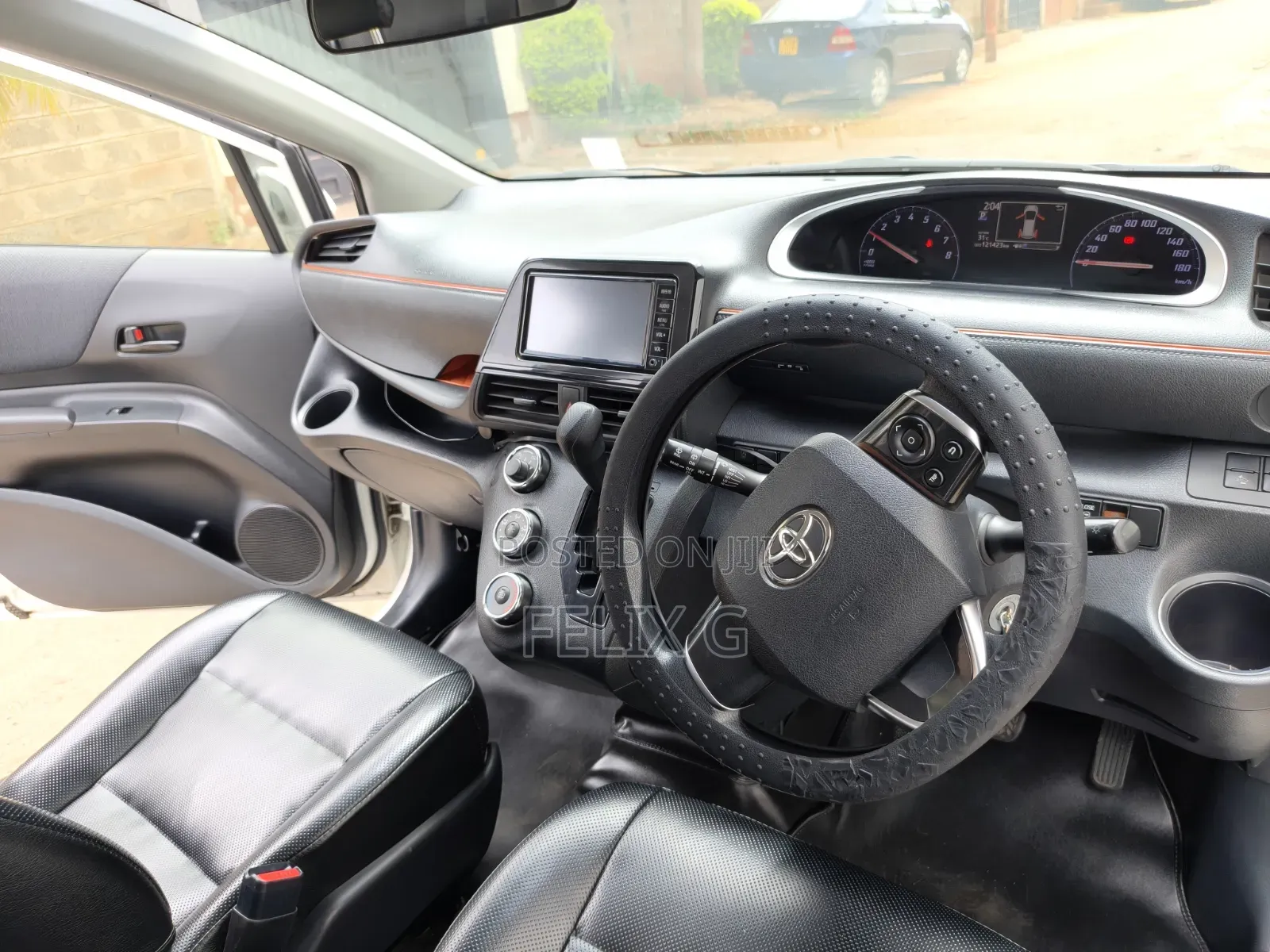 Toyota Sienta 1.5 FWD 2018 Pearl