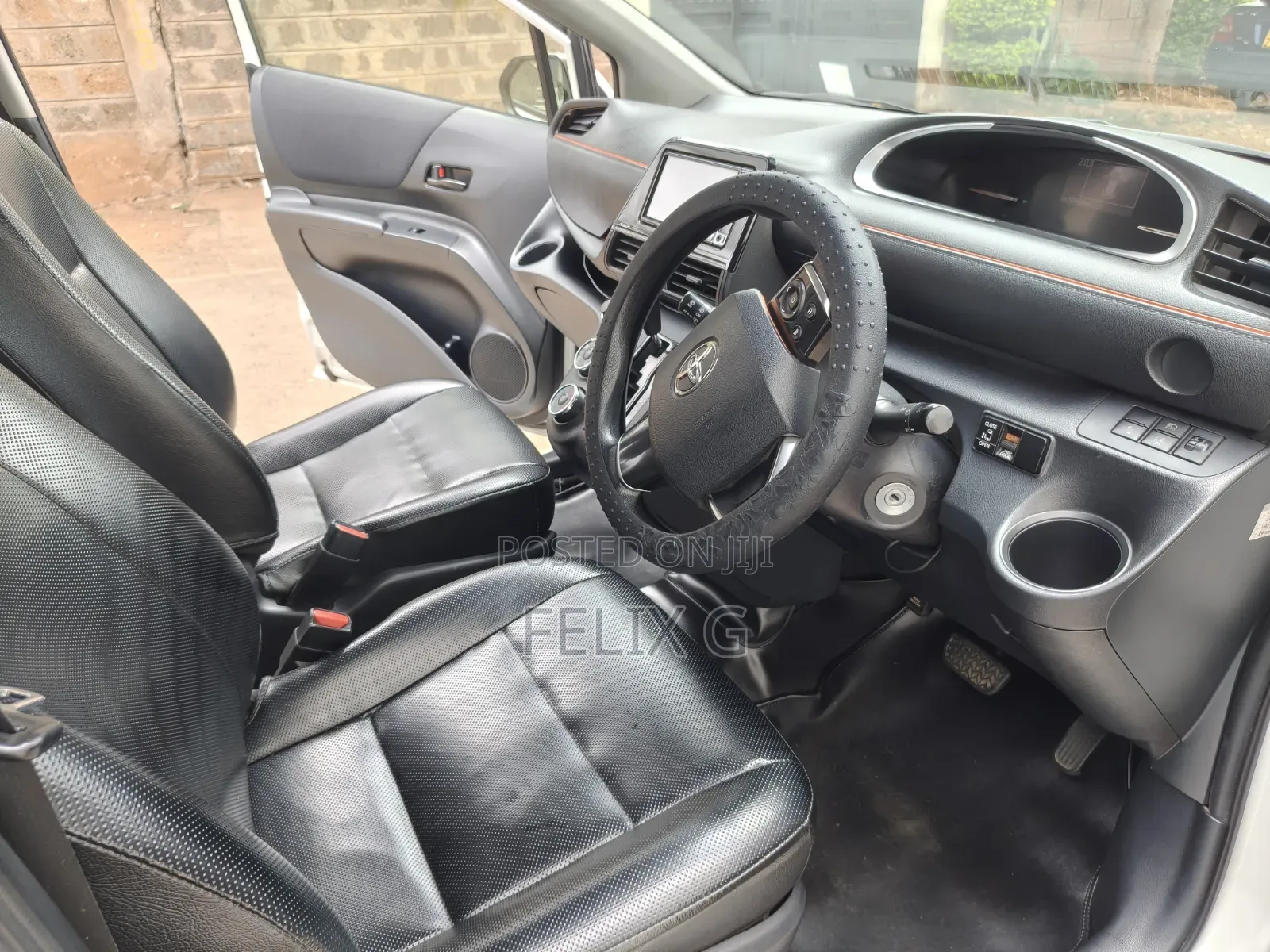 Toyota Sienta 1.5 FWD 2018 Pearl