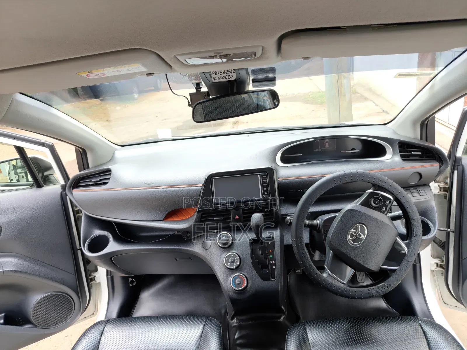 Toyota Sienta 1.5 FWD 2018 Pearl