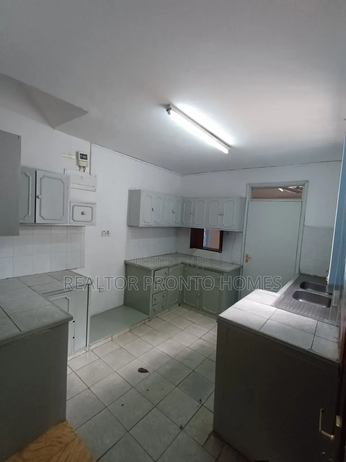 Commercial 5 Bedrooms House for Office Use