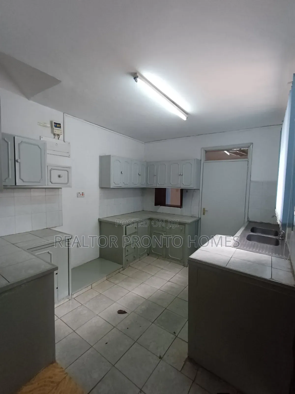 Commercial 5 Bedrooms House for Office Use