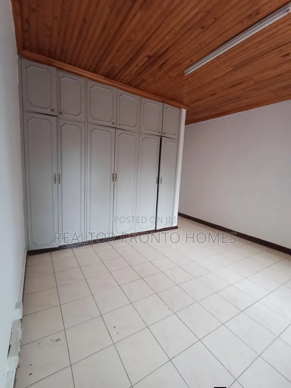 Commercial 5 Bedrooms House for Office Use