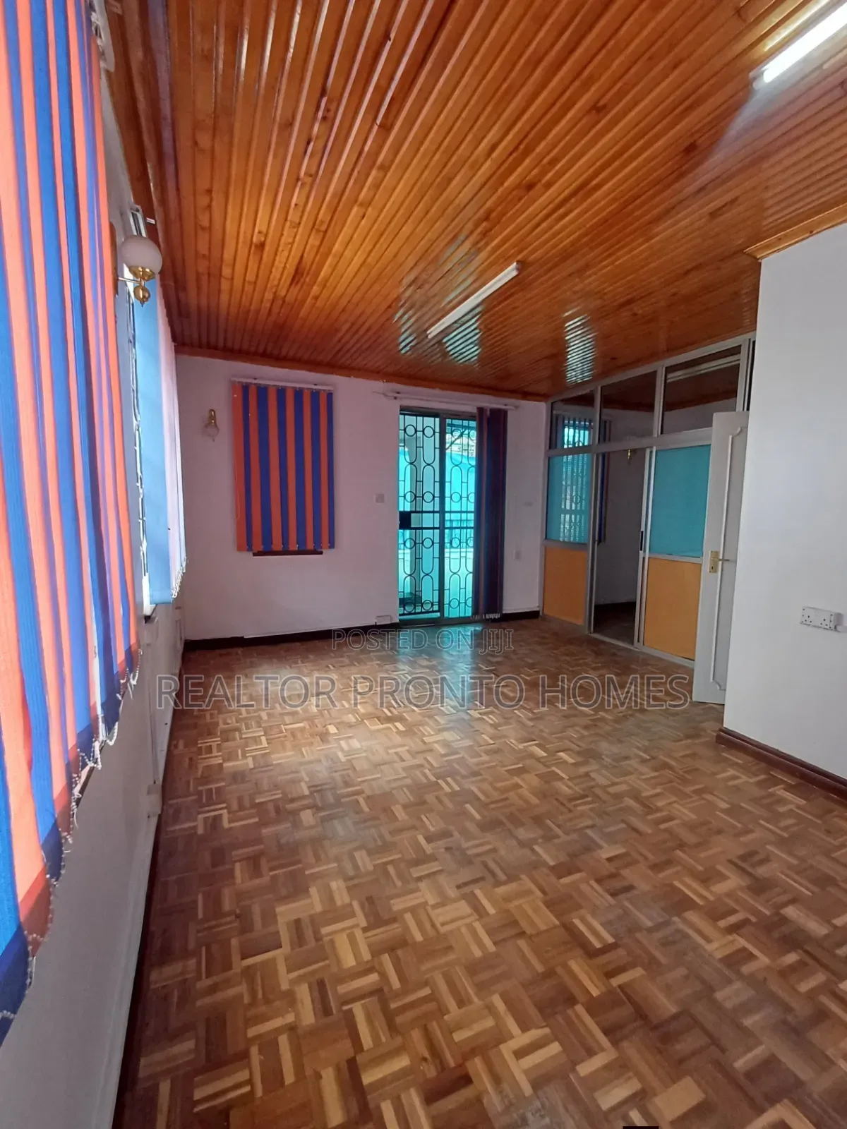 Commercial 5 Bedrooms House for Office Use