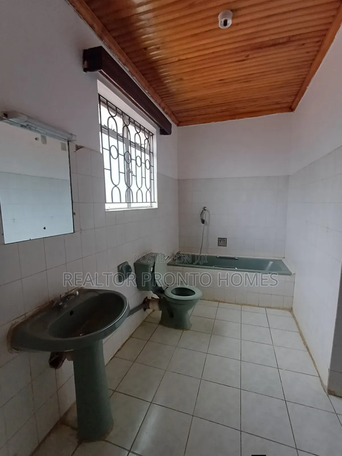 Commercial 5 Bedrooms House for Office Use