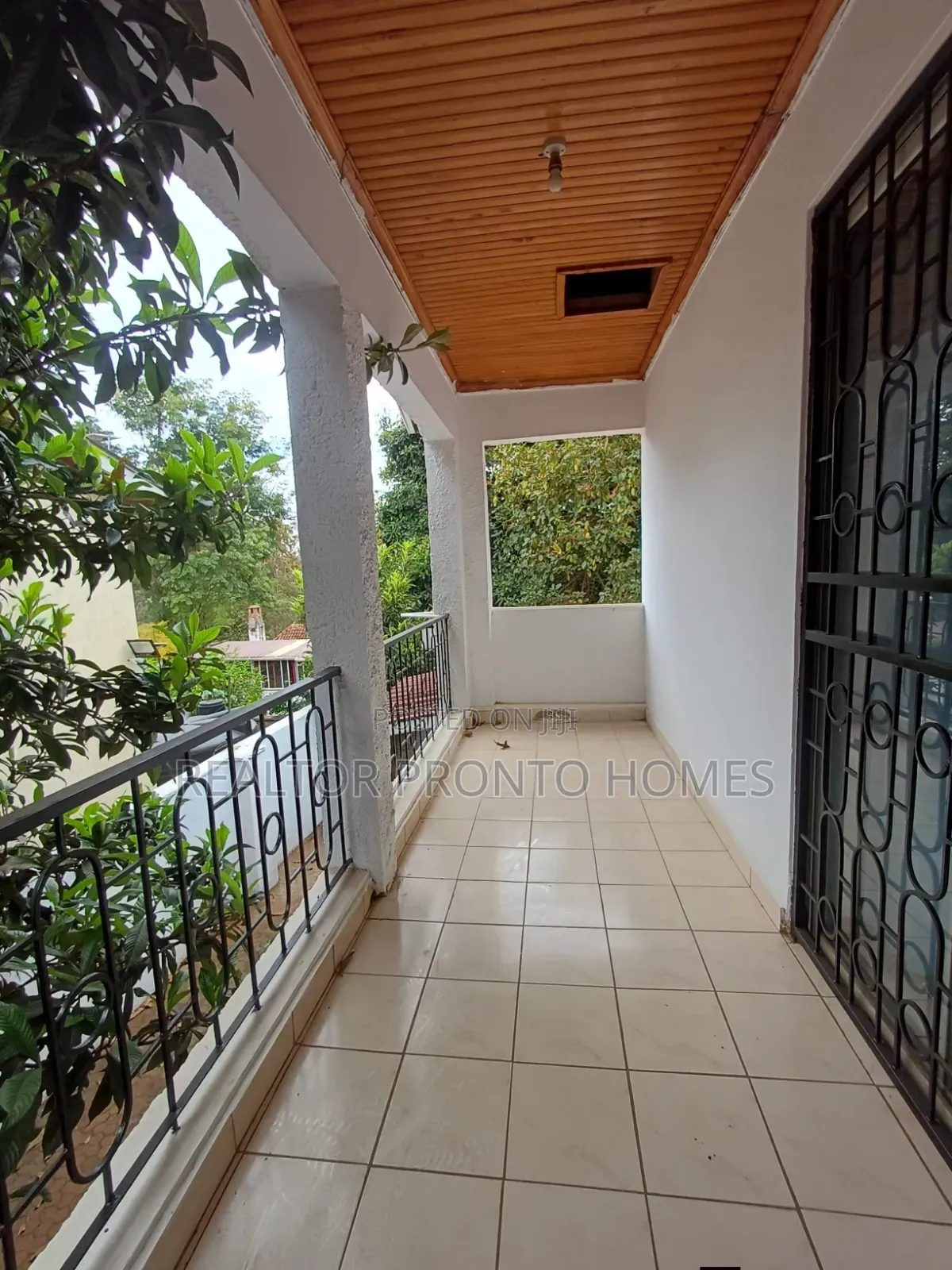 Commercial 5 Bedrooms House for Office Use