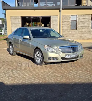 Mercedes-Benz E300 2011 Gold