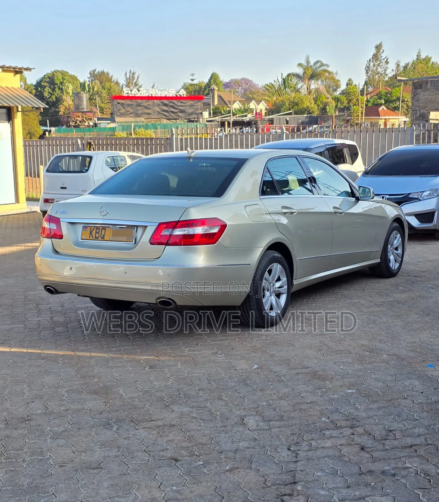 Mercedes-Benz E300 2011 Gold