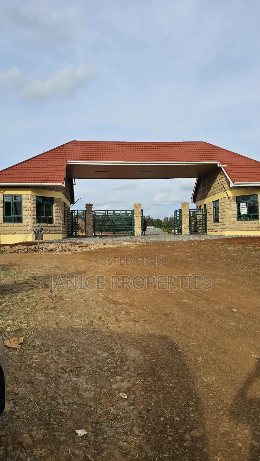 Secure Your 1/4 Acre Today! Experience Luxury Living at Karunguru