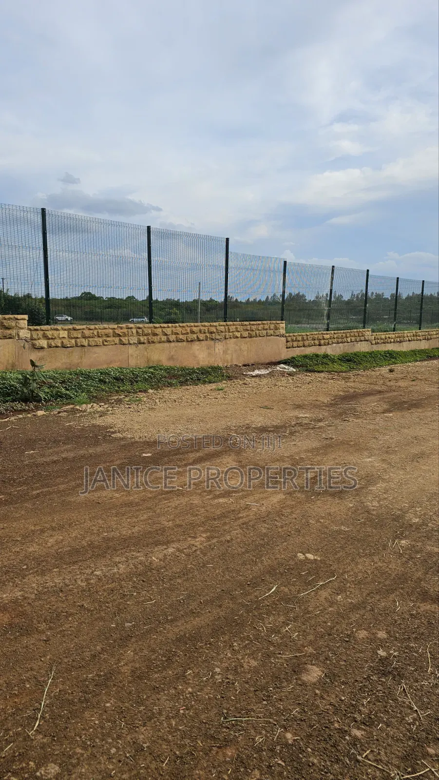 Secure Your 1/4 Acre Today! Experience Luxury Living at Karunguru
