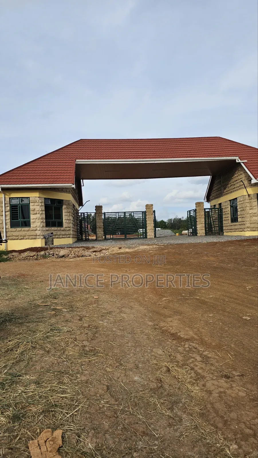 Secure Your 1/4 Acre Today! Experience Luxury Living at Karunguru