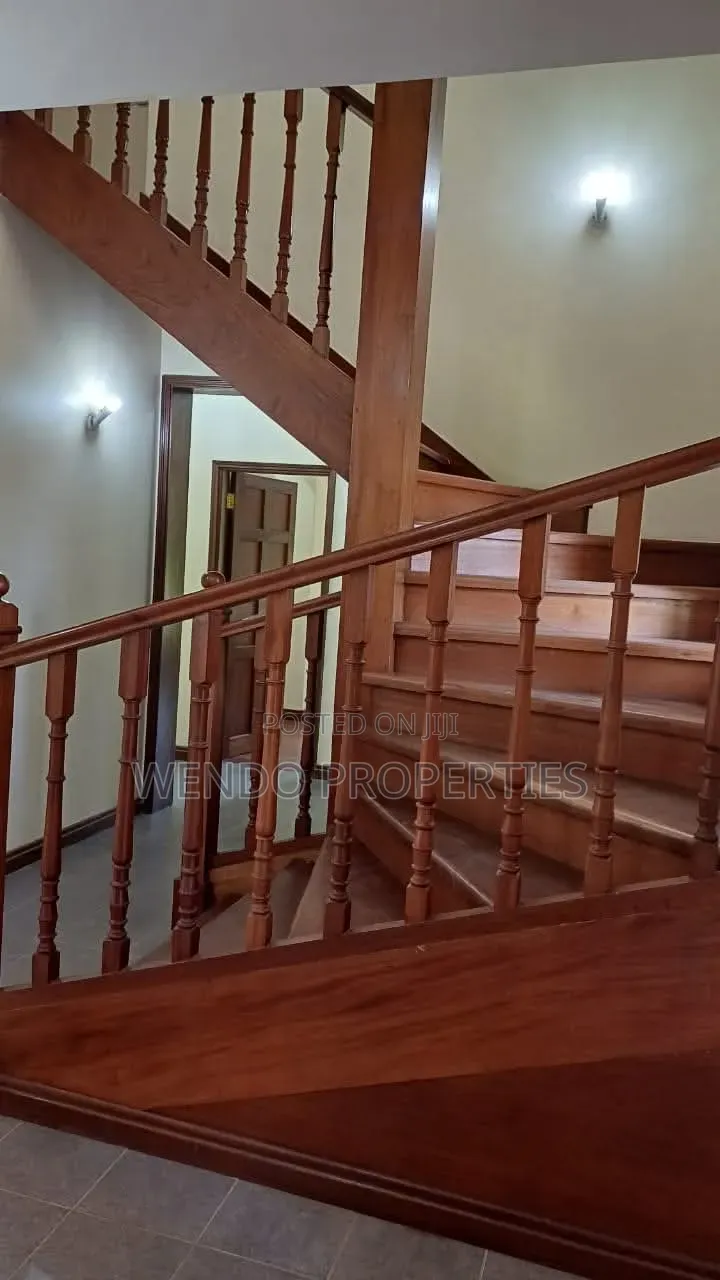 5bdrm Villa in Hardy for sale