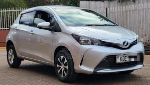 Toyota Vitz 2015 Silver