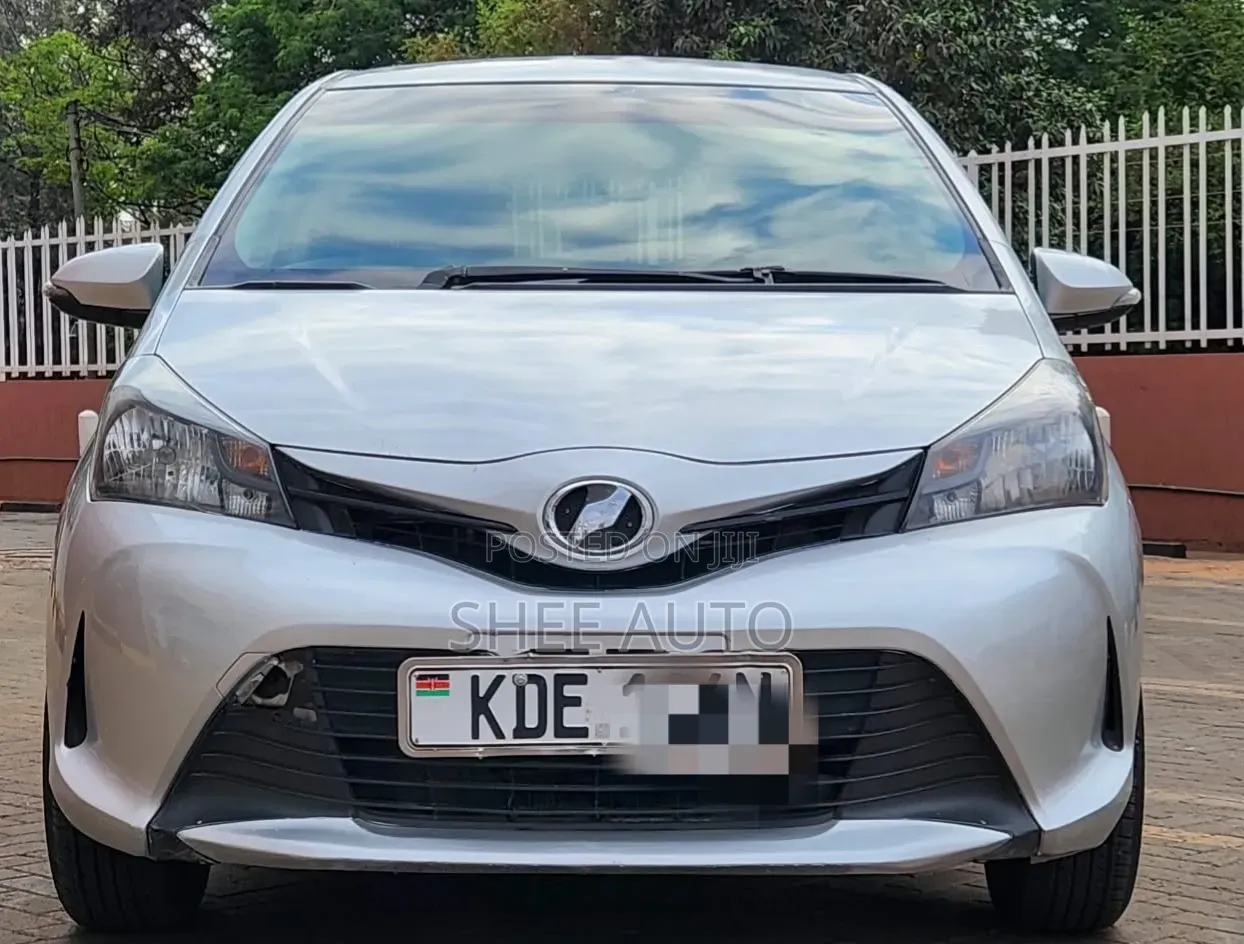 Toyota Vitz 2015 Silver