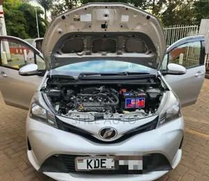 Toyota Vitz 2015 Silver