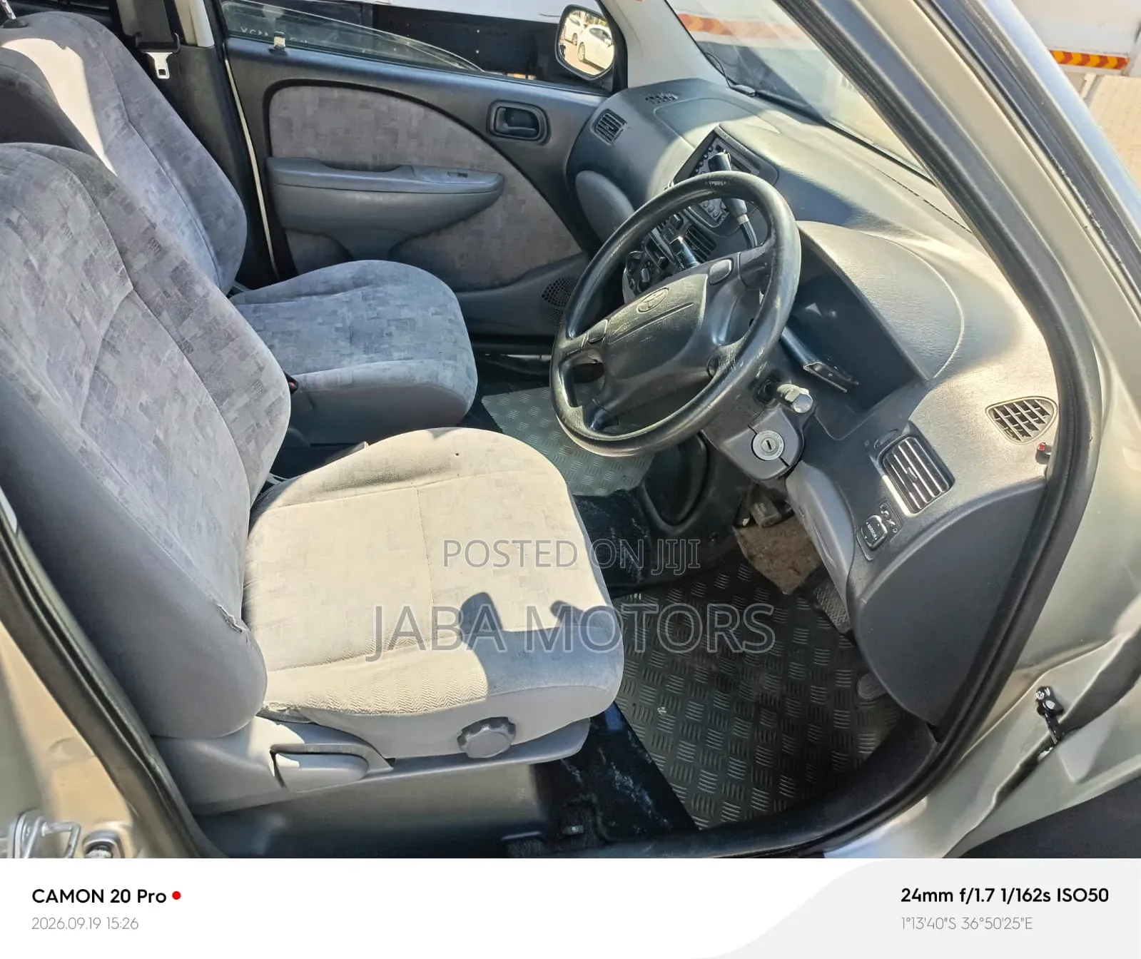 Toyota Raum 2000 Gray