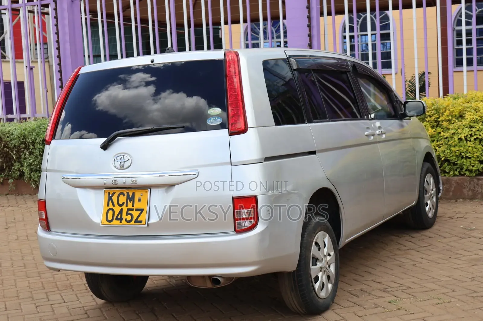 Toyota ISIS 2010 Silver