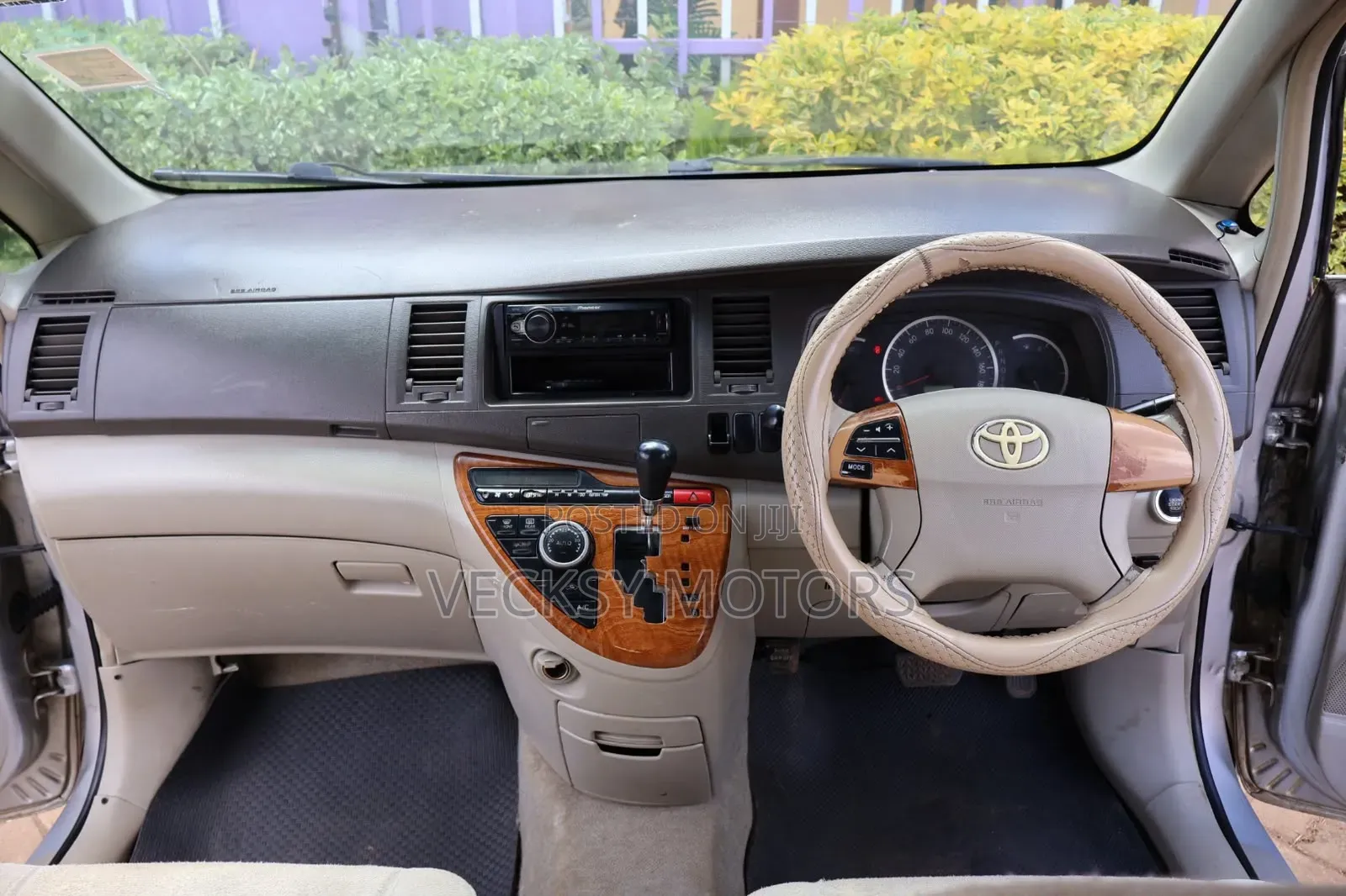 Toyota ISIS 2010 Silver