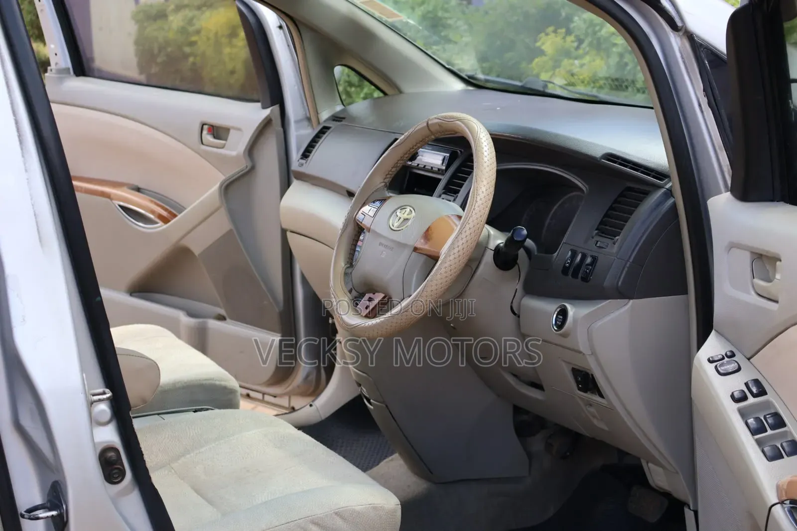 Toyota ISIS 2010 Silver