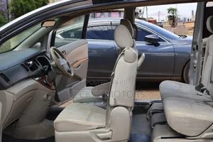 Toyota ISIS 2010 Silver