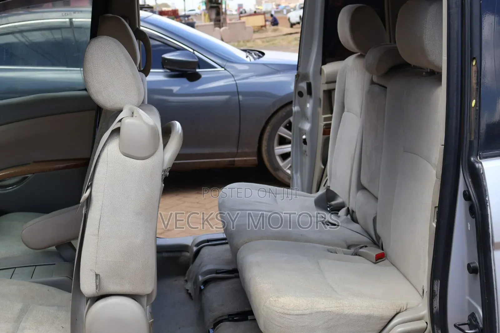 Toyota ISIS 2010 Silver