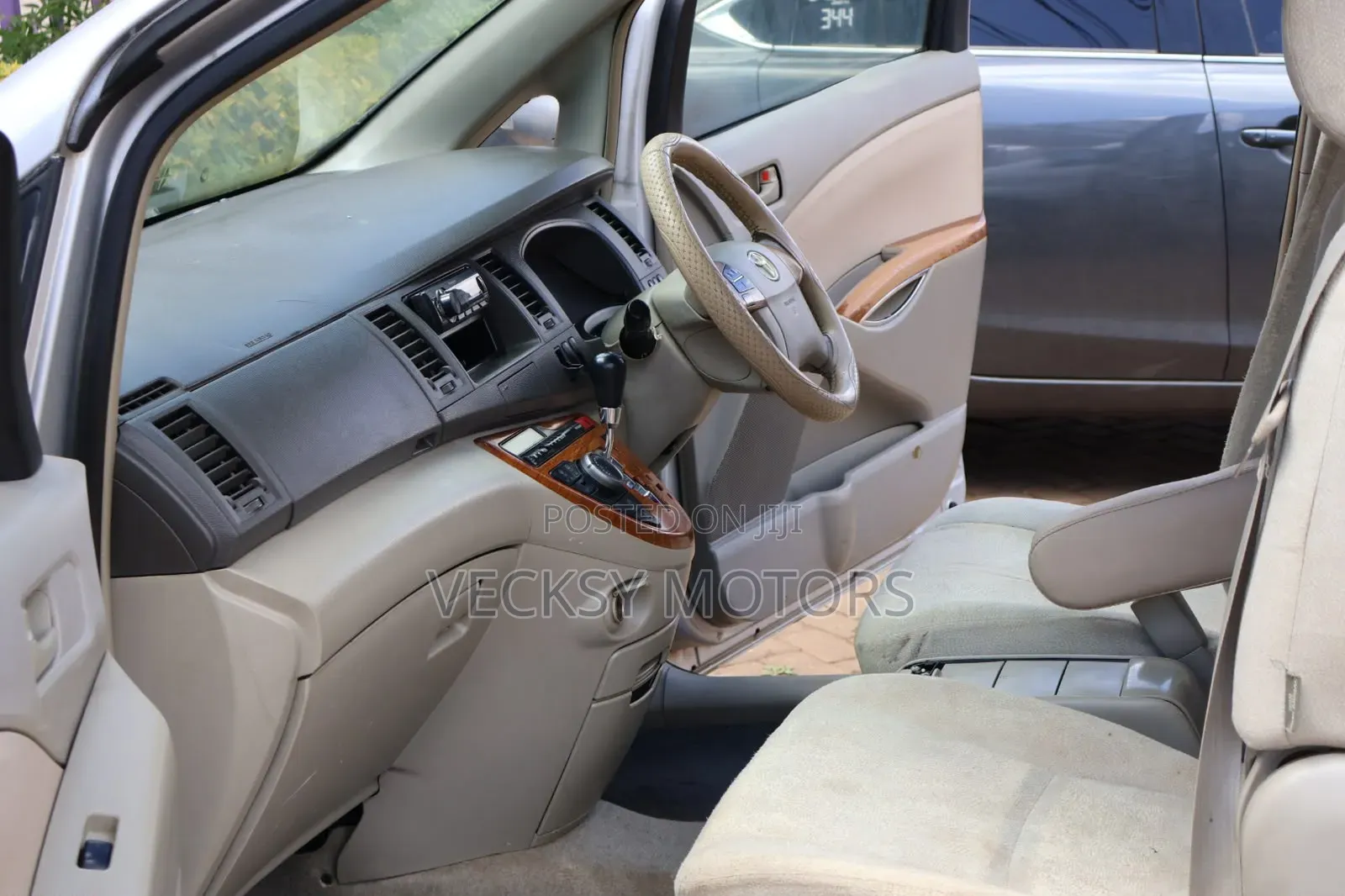 Toyota ISIS 2010 Silver