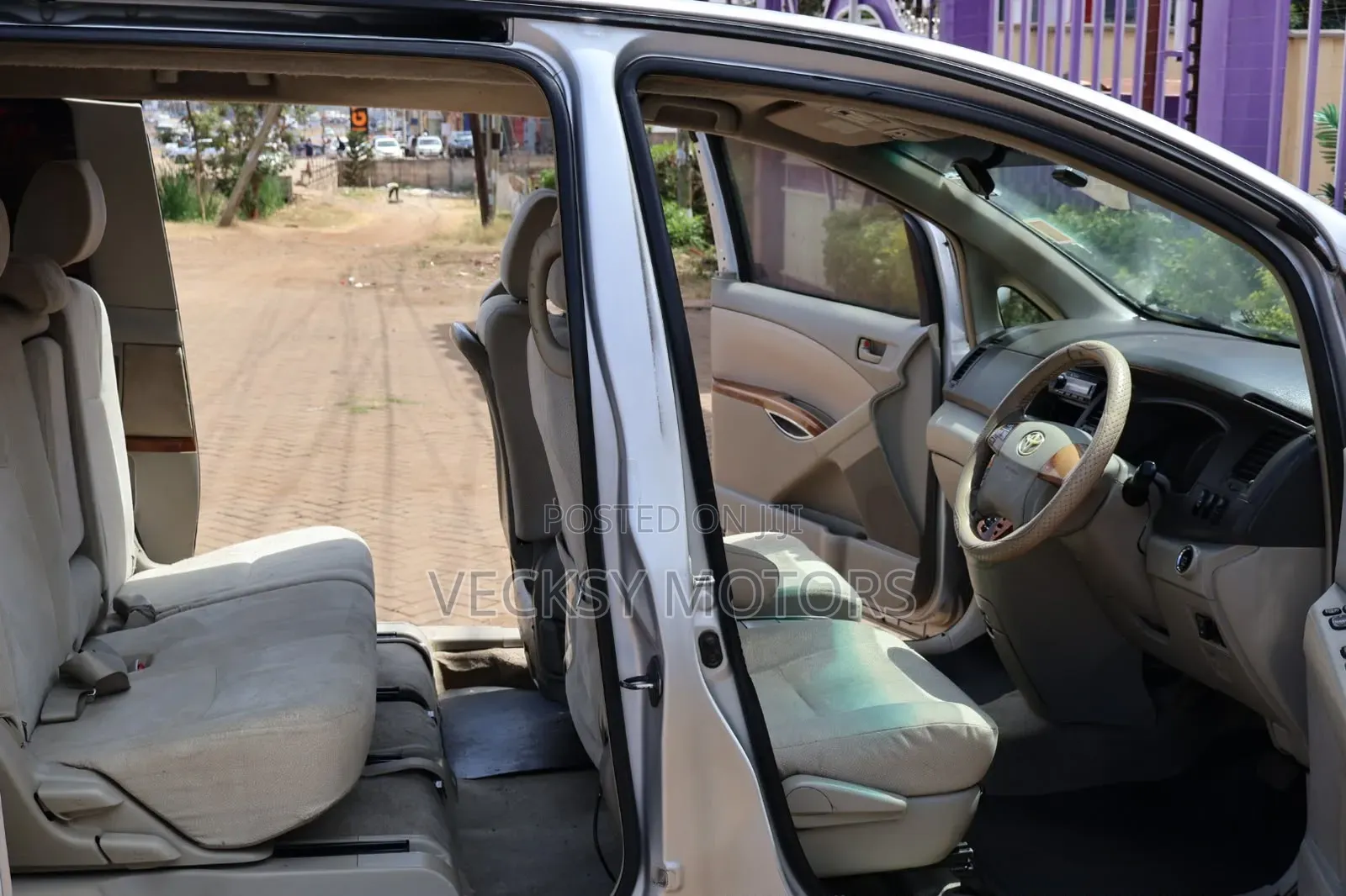 Toyota ISIS 2010 Silver