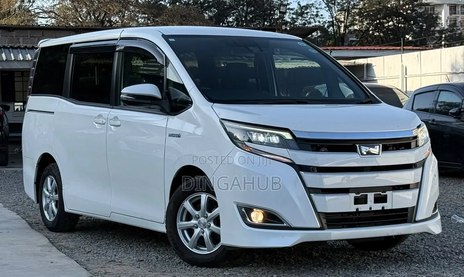Toyota Noah 1.8 FWD Hybrid (7 seater) 2019 White