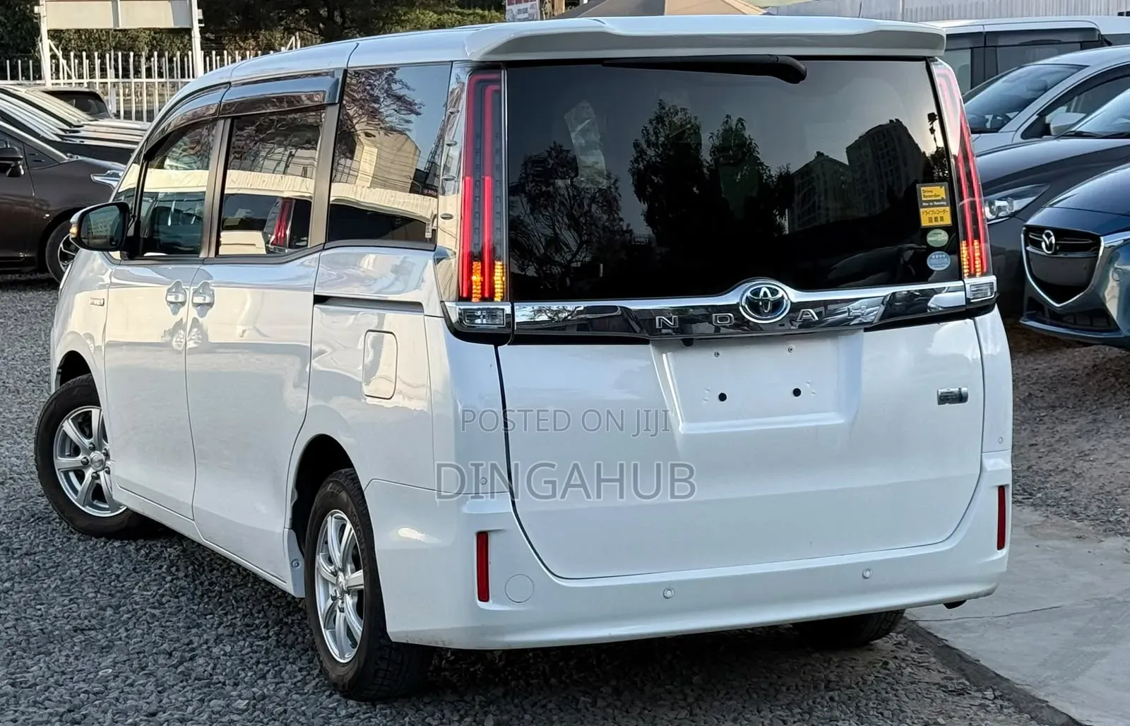 Toyota Noah 1.8 FWD Hybrid (7 seater) 2019 White