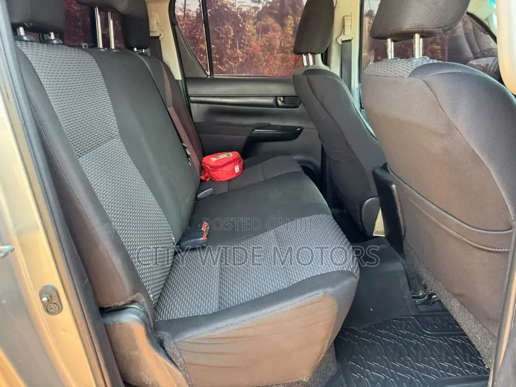 Toyota Hilux 2023 Gray