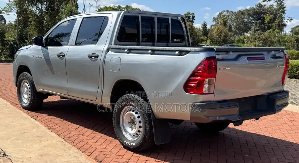 Toyota Hilux 2023 Gray