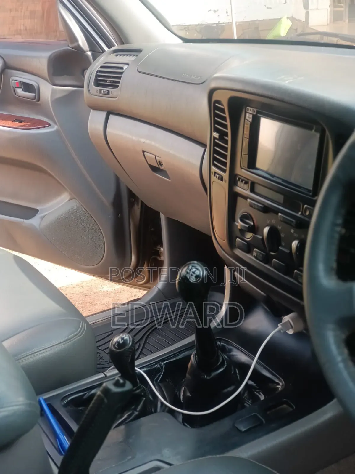 Toyota Land Cruiser 2000 Gold