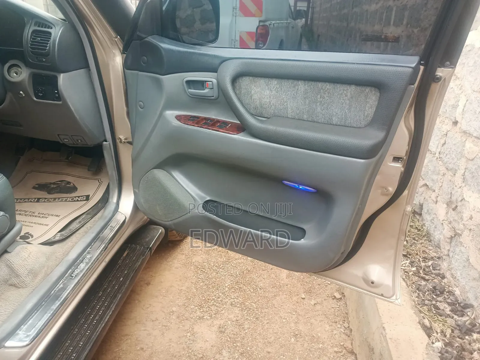 Toyota Land Cruiser 2000 Gold