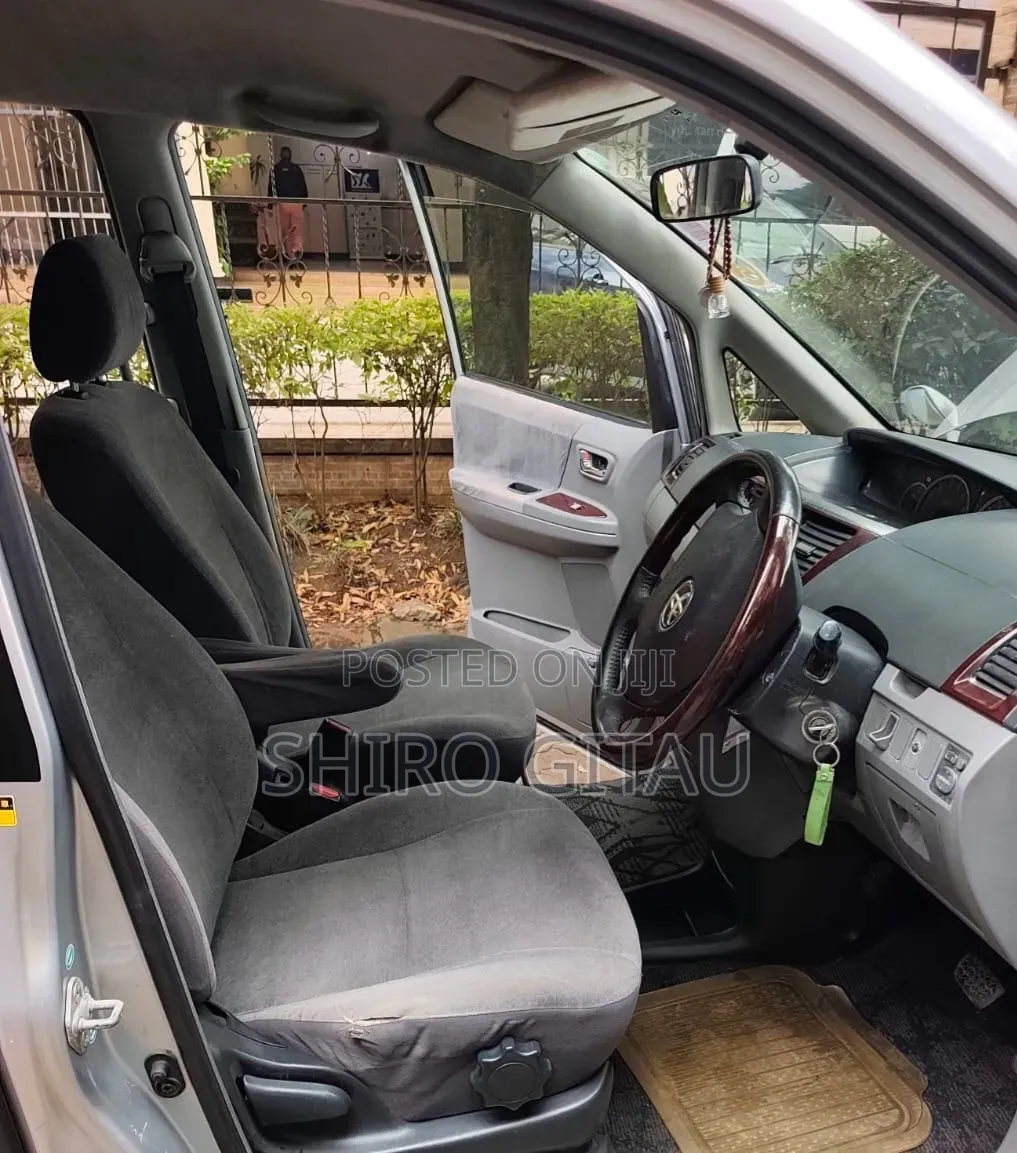 Toyota Noah 2.0 FWD (8 Seater) 2006 Silver