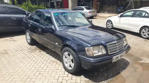 Mercedes-Benz E200 1990 Blue