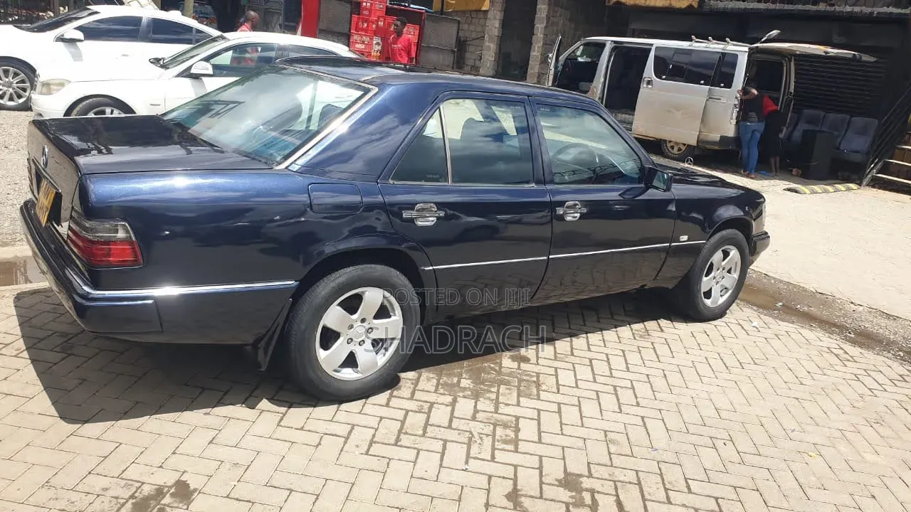 Mercedes-Benz E200 1990 Blue