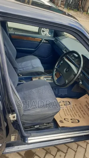 Mercedes-Benz E200 1990 Blue