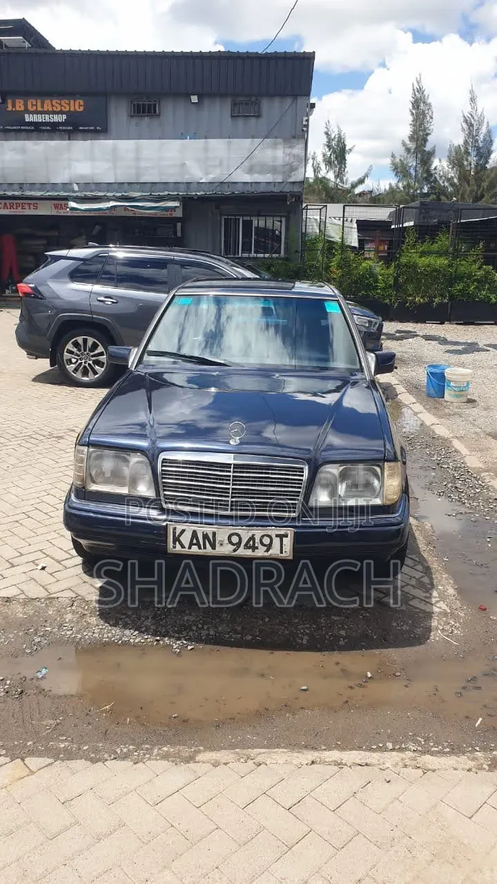 Mercedes-Benz E200 1990 Blue
