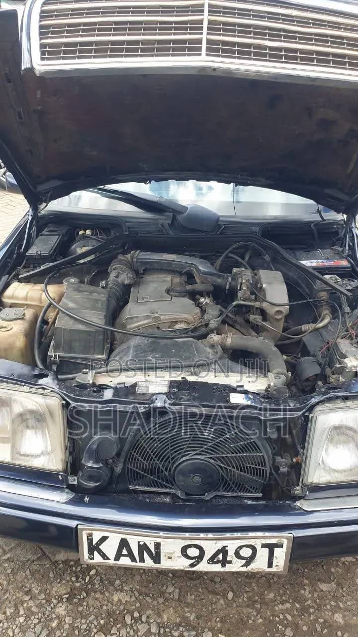 Mercedes-Benz E200 1990 Blue