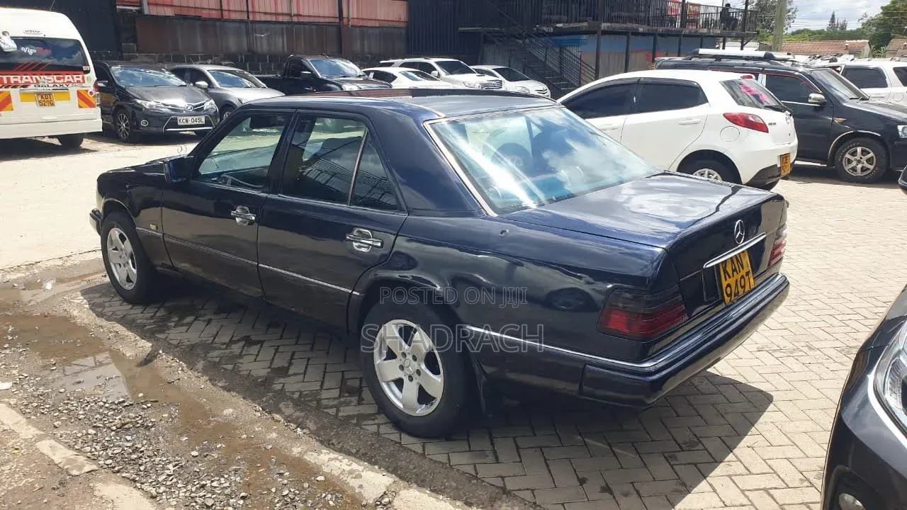 Mercedes-Benz E200 1990 Blue