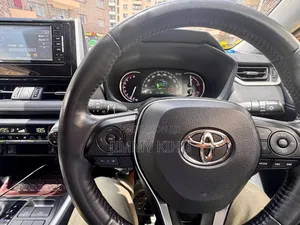 Toyota RAV4 XLE Premium AWD 2019 Pearl