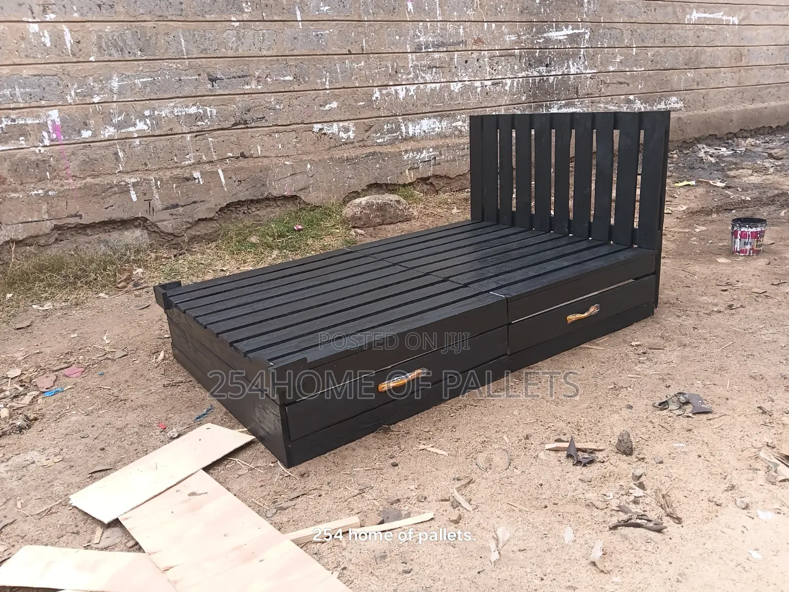 Black Portable 4 by 6 Pallet Bed