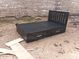 Black Portable 4 by 6 Pallet Bed