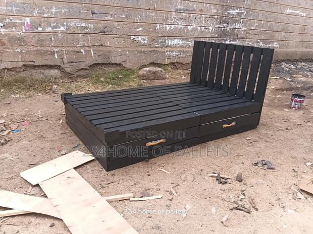 Black Portable 4 by 6 Pallet Bed - thumbnail 2
