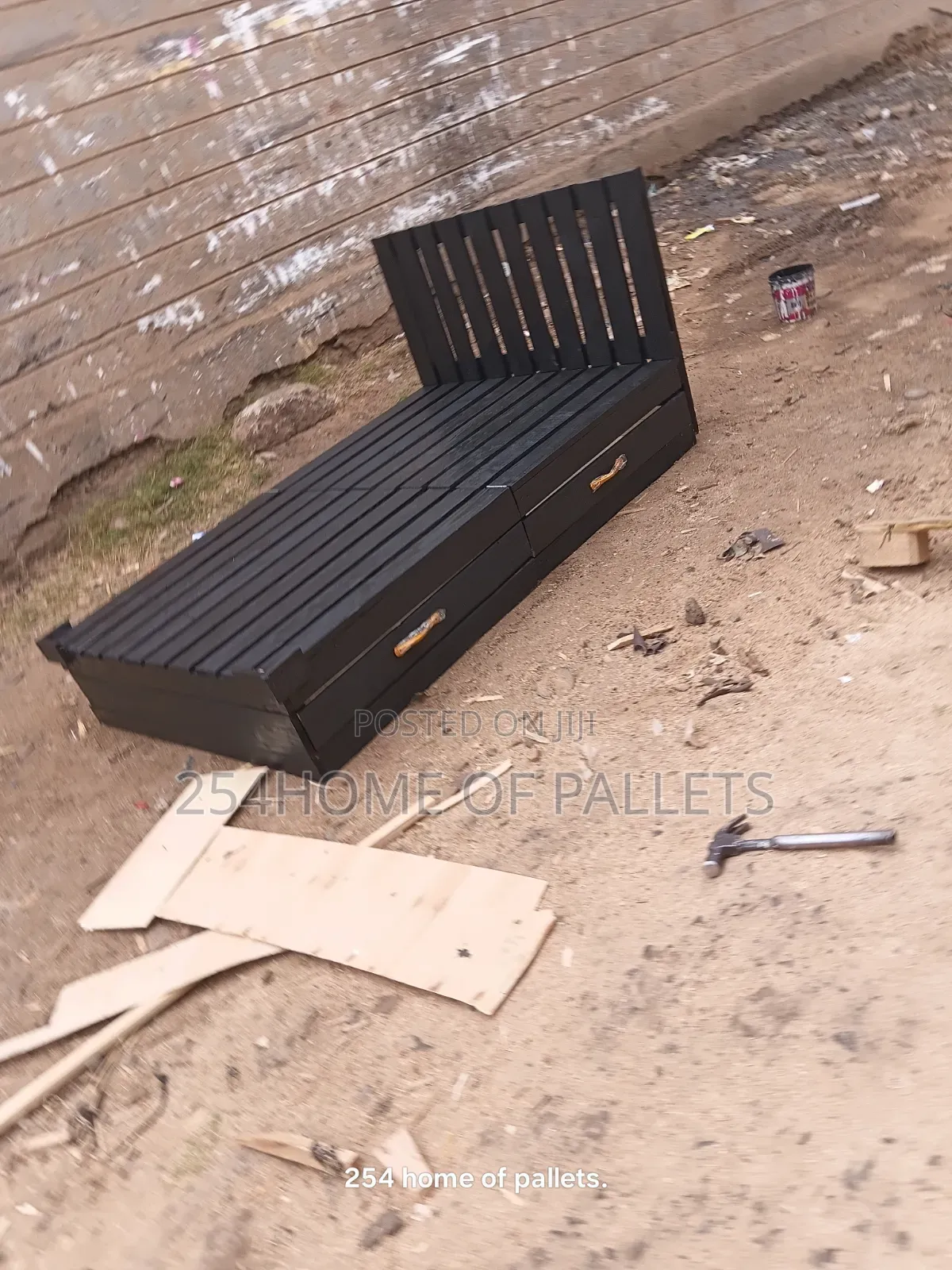 Black Portable 4 by 6 Pallet Bed